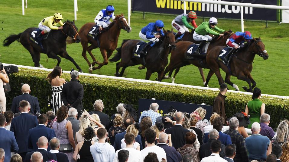 Horses running in the May Hill at Doncaster